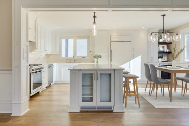 Transitional inviting kitchen with modern elements 