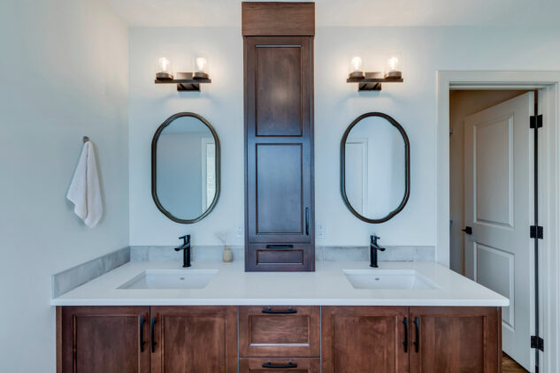 Ensuite vanity with tower and oval mirrors