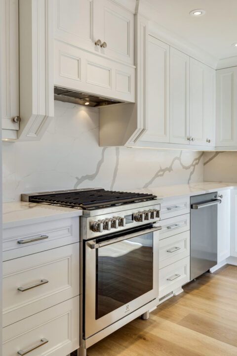 White kitchen with quartz backsplash