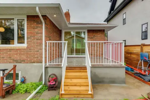 Front addition to fully renovated Charleswood home